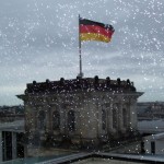 Flagge auf dem Reichstag in Berlin